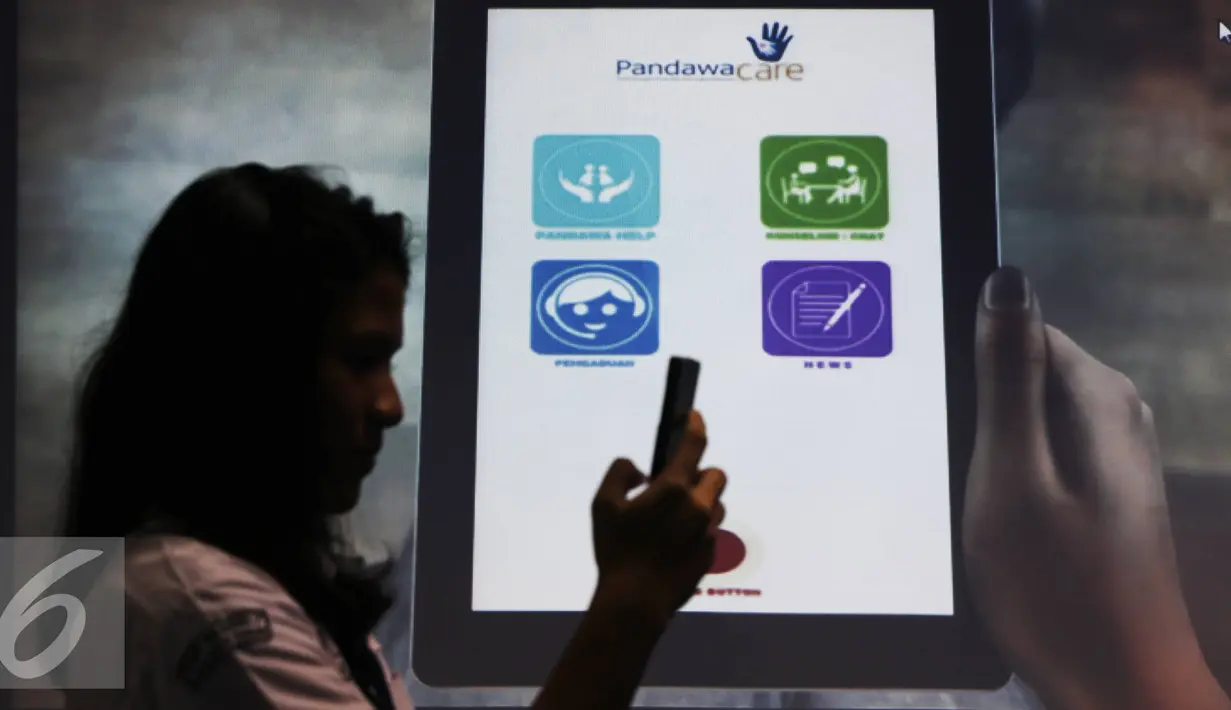 Pelajar mengoperasikan aplikasi Pandawa Care di Jakarta, Senin (25/4). Aplikasi berbasis OS Android itu memungkinkan masyarakat untuk berkonsultasi mengenai cara perlindungan anak dan melakukan pelaporan secara langsung. (Liputan6.com/Immanuel Antonius)