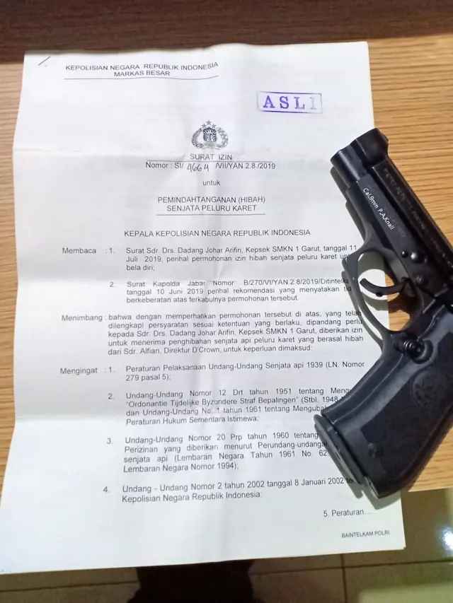 Sepucuk senjata api jenis bareta yang dibawa Kepala Sekolah SMKN, saat terjadi kisruh pembongkaran gedung Patriot Garut, oleh sejumlah massa sebuah ormas.