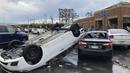 Sejumlah mobil terbalik di tempat parkir Kroger setelah badai hebat melanda Little Rock, Ark., Jumat, 31 Maret 2023. (AP Photo/Andrew DeMillo)