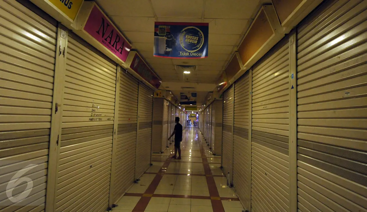Suasana Pusat Grosir Metro Tanah Abang Blok B, Jakarta, sehari jelang Hari Raya Idul Fitri 1437 H, Selasa (5/7). Meski sejumlah toko terlihat tutup, aktivitas jual beli di Blok B Tanah Abang masih terlihat ramai. (Liputan6.com/Helmi Fithriansyah)