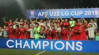 Para pemain Timnas Indonesia merayakan gelar juara Piala AFF U-22 2019 setelah mengalahkan Thailand pada laga final di Stadion National Olympic, Phnom Penh, Selasa (26/2). Indonesia menang 2-1 atas Thailand. (Bola.com/Zulfirdaus Harahap)