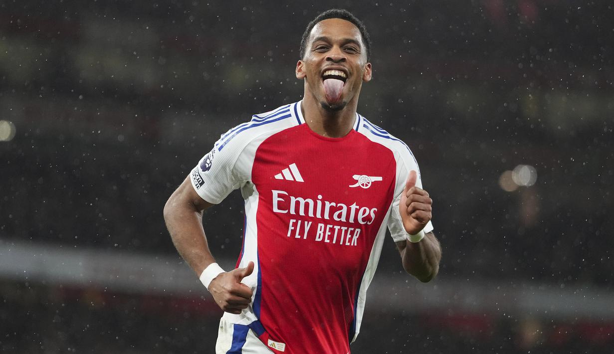 Pemain Arsenal, Jurrien Timber merayakan golnya ke gawang Manchester United pada laga lanjutan Liga Inggris 2024/2025 di Emirates Stadium, London, Inggris, Kamis (05/12/2024) WIB. (AP Photo/Kirsty Wigglesworth)