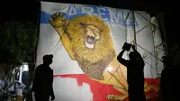 Aremania Rela Lembur demi Membentangkan Bendera di Stadion Tuah Pahoe