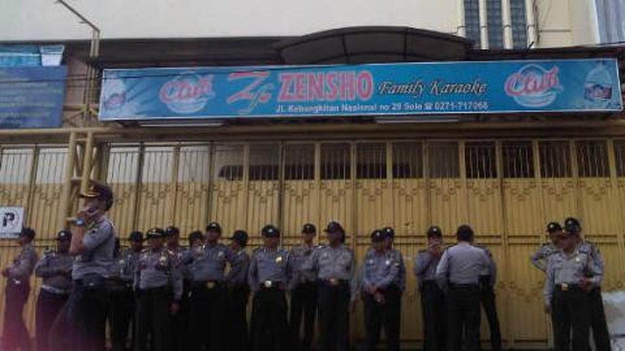 Karaoke di Solo suguhkan tarian wanita bugil