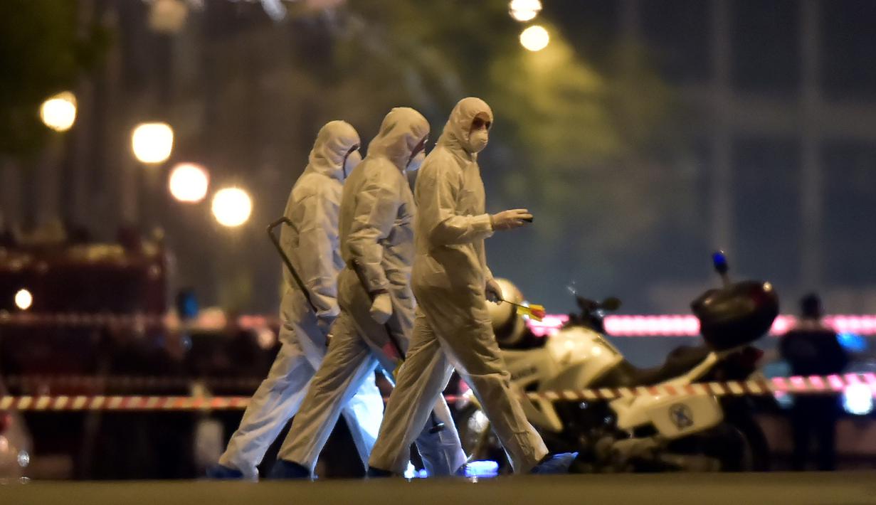 Ahli forensik mencari bukti setelah ledakan bom menghantam sebuah kantor bank Eurobank di pusat kota Athena, Yunani, Rabu (19/4). Insiden ini mengakibatkan kantor tersebut hancur, namun tak ada korban jiwa maupun korban luka. (LOUISA GOULIAMAKI/AFP)