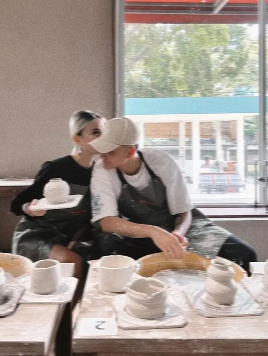 Kecantikan Agnez Mo saat membuat tembikar ini disebut netizen tak luntur. Selaras dengan kisah asmara Agnez Mo dengan Adam yang hingga kini masih langgeng. Tak sedikit netizen yang mendoakan keduanya berjodoh dan membangun rumah tangga bareng. (Liputan6.com/IG/agnezmo)