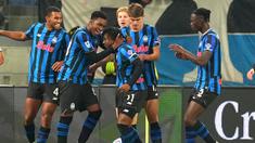 Pemain Atalanta merayakan gol yang dicetak oleh Ademola Lookman ke gawang AC Milan dalam lanjutan Serie A 2025/2026 di Gewiss Stadium, Rabu, (29/10/2025). (Spada/LaPresse via AP)