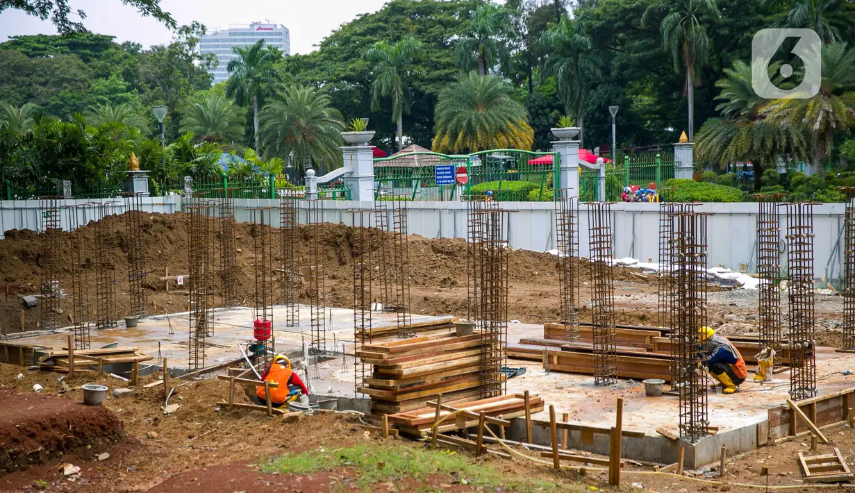 Aktivitas pekerja proyek pembangunan jalur MRT Jakarta fase II di kawasan Thamrin, Jakarta, Rabu (6/1/2021). Jalur MRT fase II tahap pertama (CP201) yaitu dari Bundaran HI-Harmoni akan selesai pada Maret Tahun 2025. (Liputan6.com/Faizal Fanani)