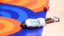 Reaksi pebasket Pantai Gading, Bazoumana Kone saat terjatuh setelah berebut bola dengan pebasket Brasil pada laga ketiga Grup G Piala Dunia FIBA 2023 di Indonesia Arena, Senayan, Jakarta, Rabu (30/08/2023). Brasil menang dengan skor 89-77. (Bola.com/Bagaskara Lazuardi)