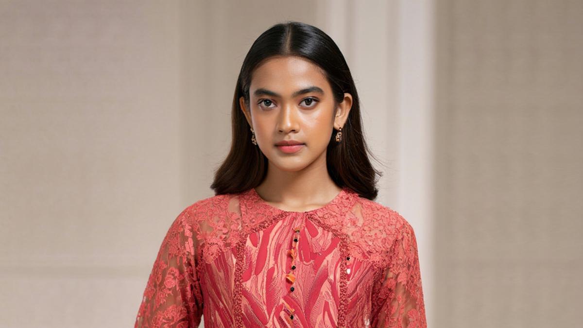8 Pesona Maxi Dress Batik Brokat yang Modern dan Glamor, Jadi Busana Incaran di 2025