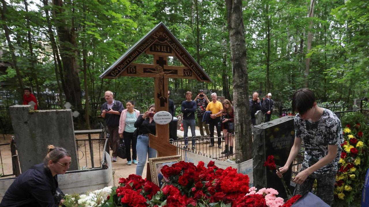 Makam tersebut juga dipenuhi karangan bunga berbagai jenis dari para warga yang memberikan penghormatan terakhir.<br><br>Namun terlihat jenis mawar merah paling banyak menyelimuti makam bos tentara bayaran Wagner itu.