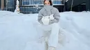 Cathy juga tampil modis dengan puffer jacket abu-abu yang dipadukan dengan longpants putih. Kombinasi ini memberikan keseimbangan antara gaya sporty dan kasual. Look ini sangat pas untuk eksplorasi kota dengan suasana yang nyaman namun tetap fashionable. [@cathysharon].