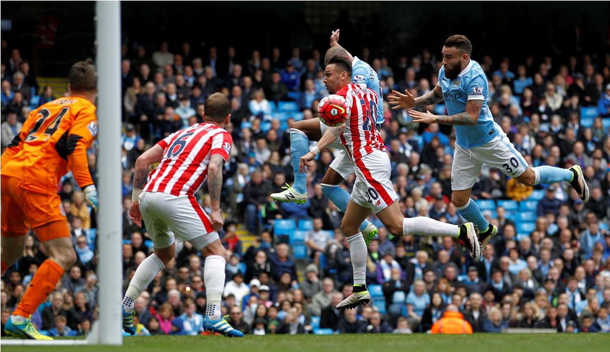 Pemain Manchester City, Fernando, mencetak gol pertama ke gawang Stoke City dalam laga Liga Inggris di Stadion Etihad, Manchester, Sabtu (23/4/2016). (Action Images via Reuters/Craig Brough)
