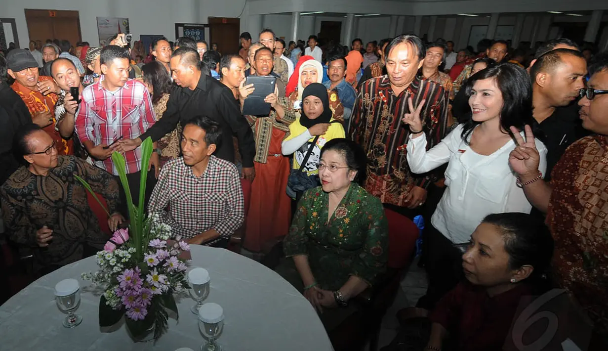 Jokowi dan Megawati menghadiri acara peringatan Hari Kelautan Dunia di Gedung Merdeka, Bandung, Rabu (11/6/14). (Liputan6.com/Herman Zakharia)