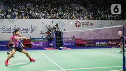 Ganda putra Indonesia Pramudya Kusumawardana/Yeremia Rambitan mengembalikan kok Ben Lane/Sean Vendy dari Inggris saat tampil dalam Indonesia Open 2022 di Istora Senayan, Jakarta, Rabu (15/6/2022). Pramudya Kusumawardana dan Yeremia Rambitan menang dengan skor 21-19, 21-15. (Liputan6.com/Faizal Fanani)