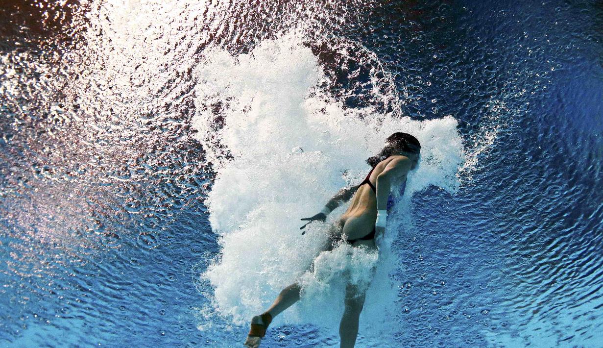 Peloncat indah Tiongkok, Chen Ruolin, beraksi di nomor final tim campuran Kejuaraan Dunia Akuatik 2015 di Kazan, Rusia, (29/7/2015). (Reuters/Stefan Wermuth