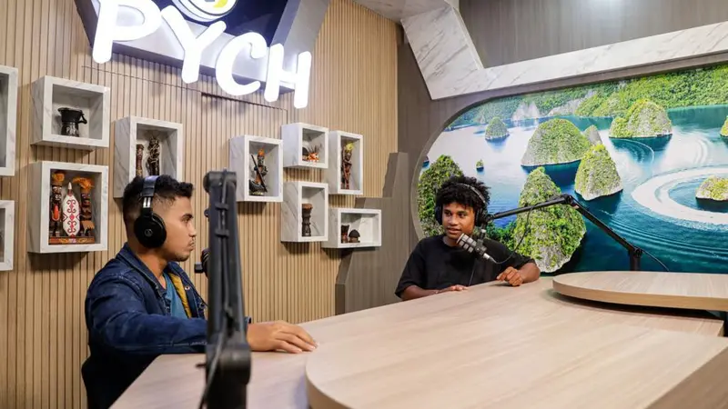 Papua Youth Creative Hub (PYCH) hadir di tengah-tengah anak muda Papua yang tertarik di dunia public speaking dan brodcasting dengan menyediakan studio podcast (Istimewa)