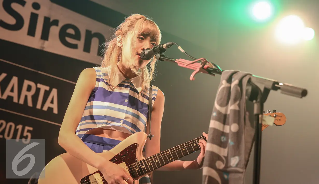 Grup band asal Jepang Silent Siren beraksi dalam konser yang di gelar di Annex Building, Jakarta, Sabtu (19/9/2015). Silent Siren terdiri dari 4 cewek cantik itu berhasil menghibur penggemarnya di Jakarta. (Liputan6.com/Faizal Fanani)