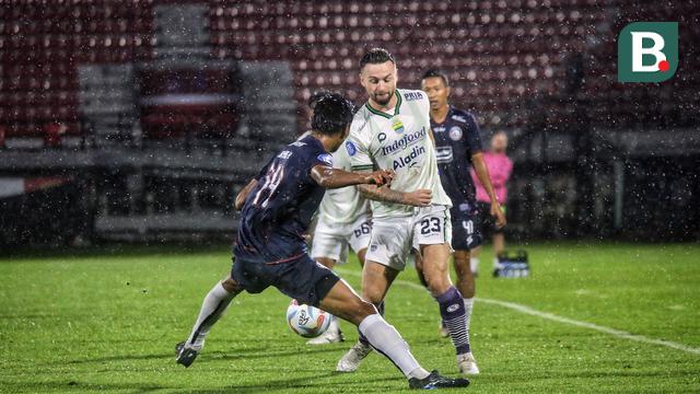 Foto: Aksi Pemain Arema FC Vs Persib Bandung di Pekan Kedua BRI Liga 1 2023 / 2024