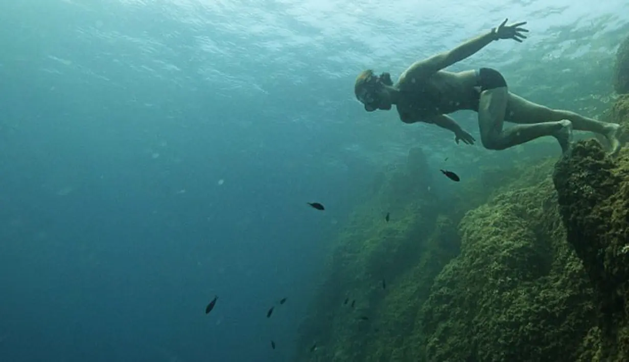 Penyelam Perancis Guillaume Nery terlihat menyelam saat sesi latihan di laut Mediterania, Nice, Perancis, (18/7/ 2015 ). Nery pernah memecahkan rekor dunia pada tahun 2002 di 87 meter di pelabuhan Villefranche, Perancis. (AFP PHOTO/Boris Horvat)