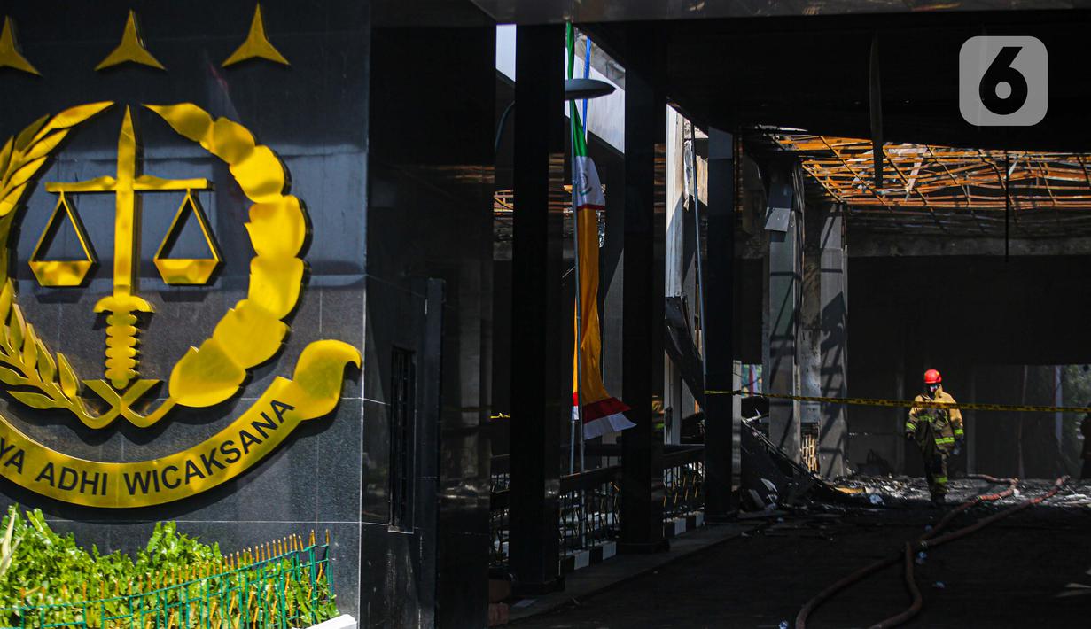 Petugas pemadam kebakaran melakukan proses pendinginan dari sisa kebakaran di gedung utama Kejaksaan Agung RI, Jakarta, Minggu (22/8/2020). Kebakaran di gedung utama Kejaksaan Agung tersebut menghanguskan seluruh lantai. (Liputan6.com/Faizal Fanani)