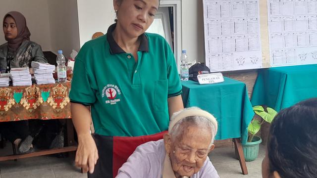 Penghuni panti tertua berusia 95 tahun sedang melakukan registrasi pencoblosan di Pemilu 2024.