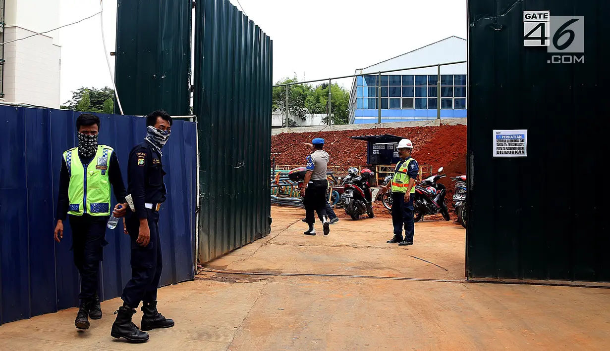 Polisi dan petugas keamanan mengecek lokasi ambruknya kanopi di areal proyek Apartemen Pakubuwono Spring 3 di Jalan Teuku Cut Nyak Arief, Jakarta, Rabu (27/12). Insiden ini juga mengakibatkan tiga orang lainnya luka-luka. (Liputan6.com/JohanTallo)