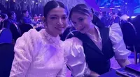 Keduanya tampil kompak dalam balutan busana bernuansa hitam dan putih. Nagita tampil grande dengan akesn lengan puffy, sedangkan selvi terlihat elegan dengan aksen pada leher dan tangannya. [Foto: Instagram/ Raffinagita]