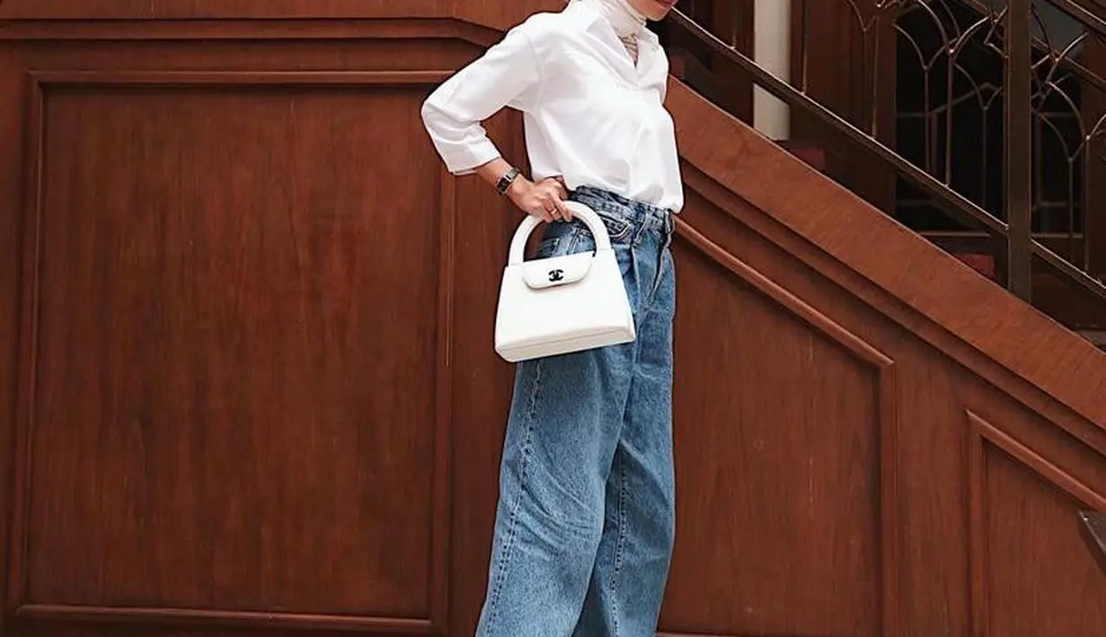 Stylish effortless! Kamu cukup gunakan atasan kemeja panjang dan hijab dengan warna yang selaras. Sebagai pemanis, tambahkan kacamata hitam. (Instagram/viratandia).