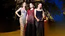 <p>Gaun malam yang dikenakan mereka kontras. Meski begitu, ketiganya sama-sama bersinar dengan gaun pilihan mereka. [@claurakiehl/@enzystoria/@tasyafarasya]</p>