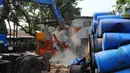 Petugas menggunakan alat berat menghancurkan bangunan yang terdampak proyek sodetan Ciliwung menuju Kanal Banjir Timur (KBT) di Kelurahan Cipinang Besar Selatan, Jakarta, Kamis (12/1/2023). Pemerintah Kota Jakarta Timur sudah menyiapkan sejumlah solusi bagi warga yang terdampak proyek sodetan itu. (merdeka.com/Imam Buhori)