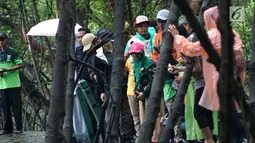 Komunitas pemerhati burung melakukan kegiatan Asian Waterbird Census 2019 di Hutan Lindung Angke Kapuk Jakarta, Sabtu (19/1). Kegiatan ini bertujuan memperkenalkan kekayaan keanekaragaman hayati Indonesia kepada generasi muda. (Liputan6.com/Fery Pradolo)