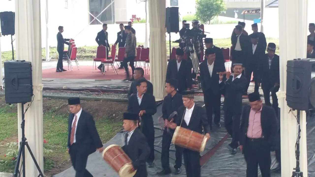 Grup Kesenian Mandailing Gunung Kulabu Pakantan memainkan alat musik di pesta Kahiyang Ayu-Bobby Nasution.