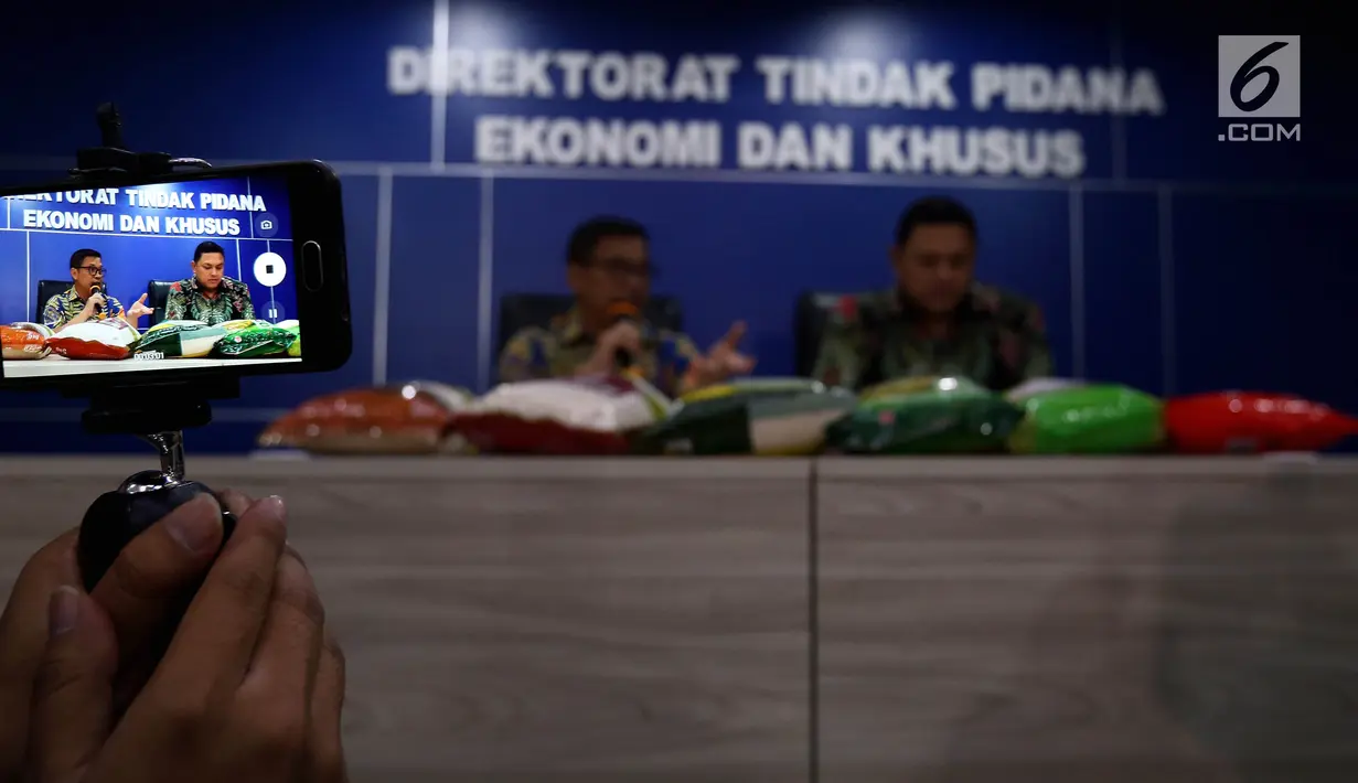 Direktur Tipideksus Bareskrim Mabes Polri, Brigjen Agung Setya didampingi Kasubdit I Dittipideksus Bareskrim Polri Kombes Hengki Haryadi memberi keterangan saat jumpa pers di Gedung Bareskrim, Jakarta, Jumat (25/8). (Liputan6.com/Johan Tallo)