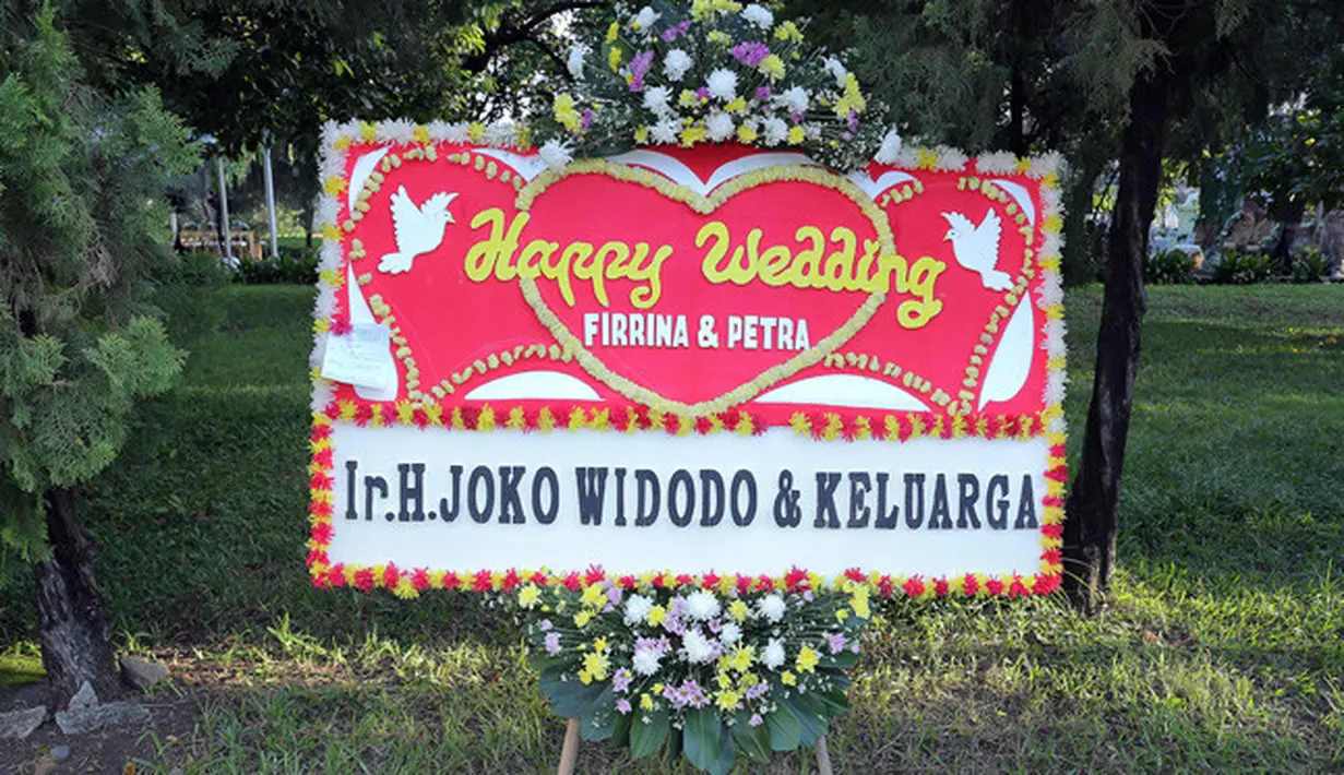 Terlihat dari beberapa karangan bunga, salah satunya dari Presiden Jokowi dan keluarga. Orang nomor satu di Indonesia itu mengucapkan selamat kepada kedua mempelai. (Deki Prayoga/Bintang.com)
