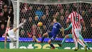 Pemain Stoke, City Marko Arnautovic (kiri), mencetak gol ke gawang Chlesea pada lanjutan Liga Premier Inggris di Stadion Britannia, Stoke, Minggu (8/11/2015) dini hari WIB. (AFP Photo/Paul Ellis)