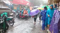 Hujan deras mengguyur kawasan Stasiun Gondangdia, Menteng, Jakarta Pusat, Jumat (24/1/2020). (Liputan6.com/Maria Flora)