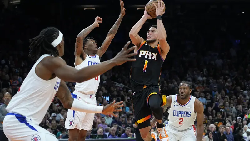 Pemain Suns Devin Booker melepaskan tembakan saat melawan Clippers di lanjutan NBA