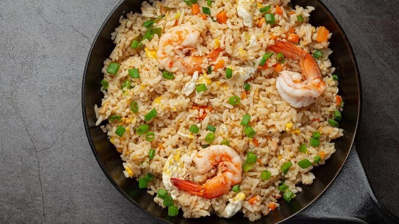 Bahan dasar yang sering digunakan untuk membuat nasi goreng adalah nasi, bawang putih, berbagai macam kecap, serta macam-macam topping yang bisa dipilih sesuai selera.