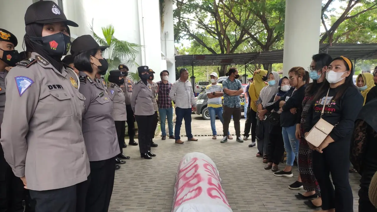 Puluhan pengunjuk rasa membawa keranda mayat ke depan DPRD Kabgor (Arfandi Ibrahim/Liputan6.com)