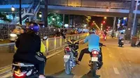 Cara unik membawa dua motor sekaligus (Source: Twitter/txtdarigajelas)