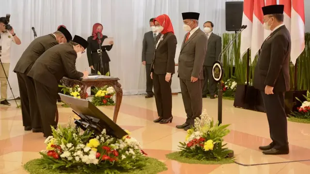 Menteri ESDM Arifin Tasrif melantik 26 orang Pejabat Pimpinan Tinggi Madya (Eselon I) dan Pejabat Pimpinan Tinggi Pratama (Eselon II) KESDM di Gedung Arsip ESDM, Tangerang Selatan, Senin (11/4/2022). (Dok Kementerian ESDM)