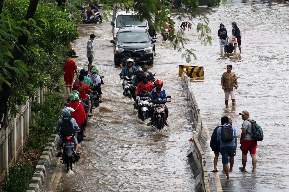 Perempatan Green Garden Masih Tergenang Banjir
