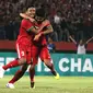 Penyerang Timnas Indonesia U-19, M. Rafli (kiri), menangis setelah menang 1-0 atas Vietnam pada penyisihan Grup A Piala AFF U-19 2018 di Stadion Gelora Delta, Sidoarjo, Sabtu (7/7/2018). (Bola.com/Aditya Wany)