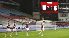 Pemain Aston Villa Jack Grealish (kiri) melakukan selebrasi usai mencetak gol ke gawang Liverpool pada pertandingan Liga Premier Inggris di Stadion Villa Park, Birmingham, Inggris, Minggu (4/10/2020). Aston Villa mengalahkan Liverpool 7-2. (Peter Powell/Pool via AP)