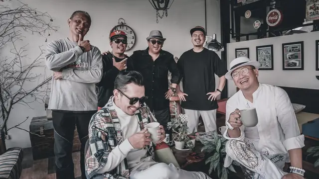 The Titans mencoba terus bermusik di tengah pandemi. Kali ini, giliran sang vokalis, Rezcky, yang menjajaki proyek kolaborasi.