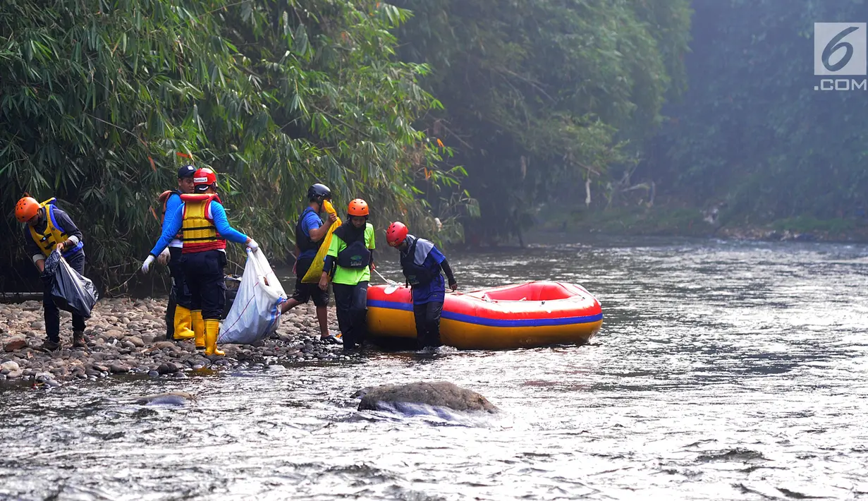 Sukarelawan memunguti sampah di aliran sungai saat kegiatan Bebersih Ciliwung di Yayasan Bambu Indonesia, Cibinong, Bogor, Jawa Barat, Minggu (23/6/2019). Selain Kementerian Lingkungan Hidup dan Kehutanan, kegiatan ini diikuti berbagai unsur seperti komunitas dan Pramuka. (merdeka.com/Arie Basuki)