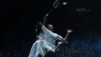 Tommy Sugiarto melakukan smash ke arah lawannya Khosit Phetpradab pada babak pertama Indonesia Open 2018 di Istora Senayan, Jakarta, (4/6/2018). Tommy menang 20-22 21-10 21-16.  (Bola.com/Nick Hanoatubun)