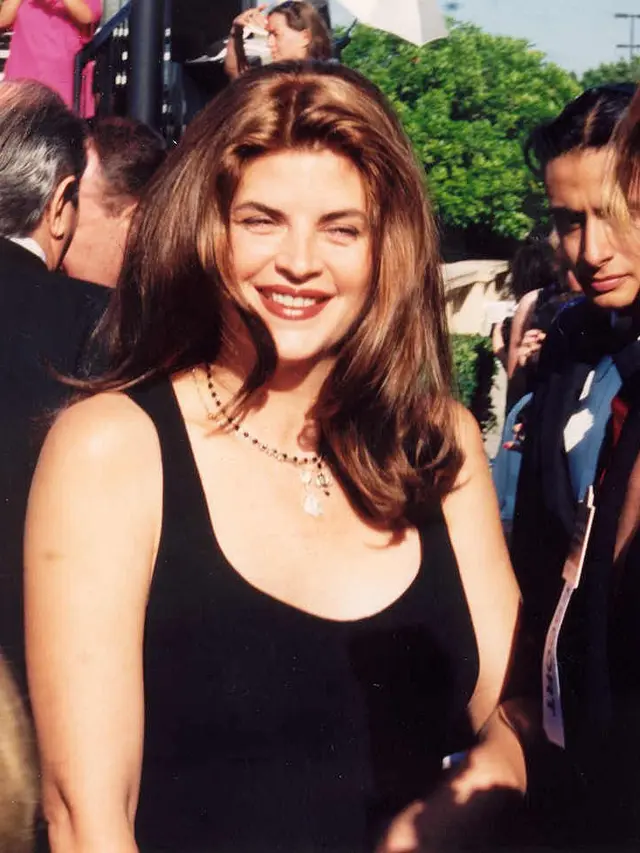 Kirstie Alley  (foto oleh Alan Light, CC BY 2.0 <https://creativecommons.org/licenses/by/2.0>, via Wikimedia Commons)