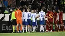 Pemain HJK Helsinki dan AS Roma memprotes saat wasit Tiago Martins (kiri) memeriksa gol di VAR pada pertandingan sepak bola Grup C Liga Europa di Helsinki, Finlandia, 27 Oktober 2022. AS Roma menang 2-1. (Emmi Korhonen/Lehtikuva/AFP)